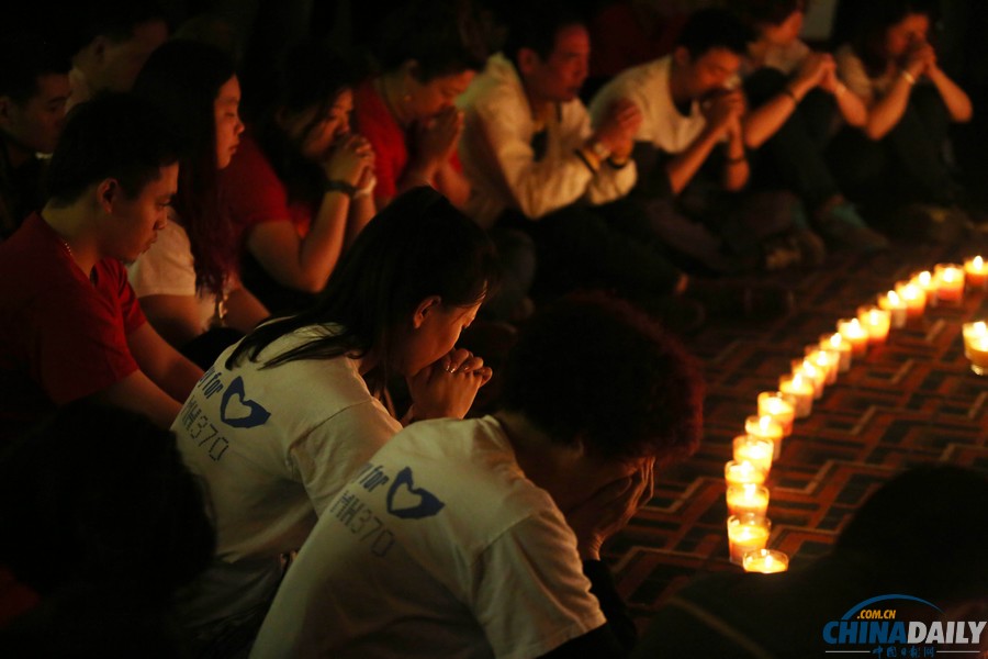 馬航MH370失聯(lián)客機(jī)整月 家屬為親人祈福守望