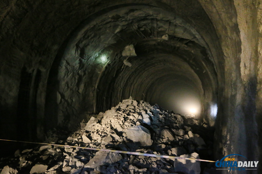 獨龍江公路高黎貢山隧道貫通 當地獨龍族同胞載歌載舞慶祝