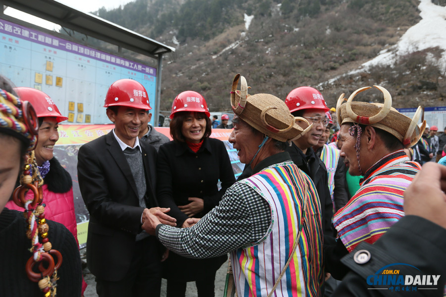 獨龍江公路高黎貢山隧道貫通 當(dāng)?shù)鬲汖堊逋d歌載舞慶祝