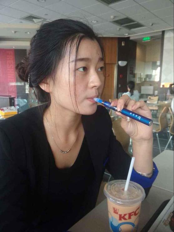 世界無煙日，鄭州一美女在肯德基抽煙思雷電子煙