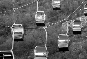 北京一景區(qū)索道故障 致14名乘客懸空3小時(shí)