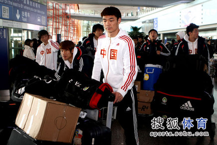 國足回國行李超重被罰10萬 球迷質疑瘋狂購物