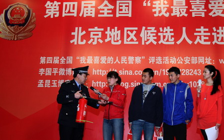 人民警察走進(jìn)校園與學(xué)子互動(dòng)