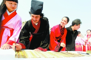 身穿漢服竹簡揮毫 老外也愛中國清明節