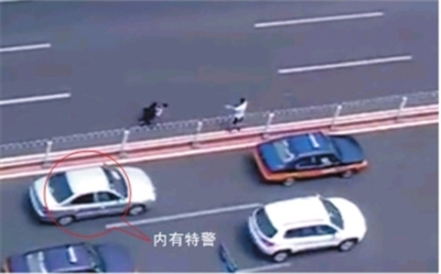 男子中關村大街持刀與警方對峙 特警出其不意奪刀