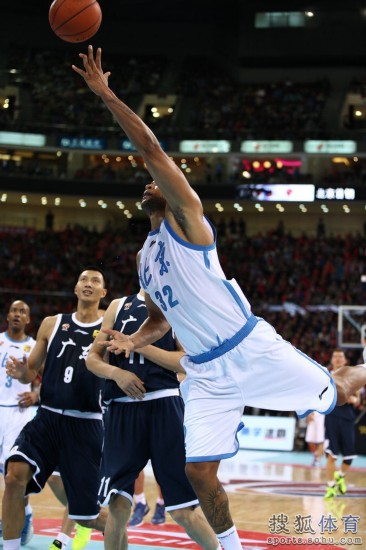 老馬32+8力壓阿聯29+11 北京揭幕戰14分勝廣東