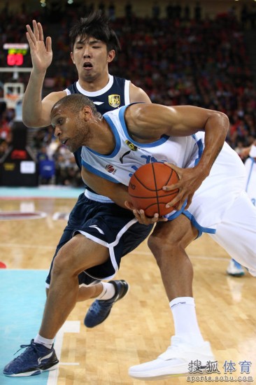 老馬32+8力壓阿聯29+11 北京揭幕戰14分勝廣東