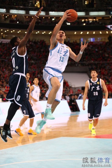 老馬32+8力壓阿聯29+11 北京揭幕戰14分勝廣東