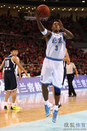 老馬32+8力壓阿聯29+11 北京揭幕戰14分勝廣東