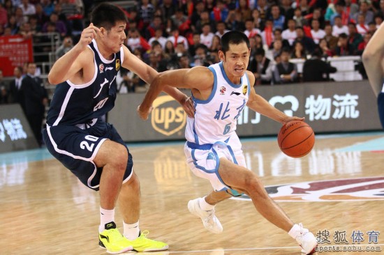 老馬32+8力壓阿聯29+11 北京揭幕戰14分勝廣東