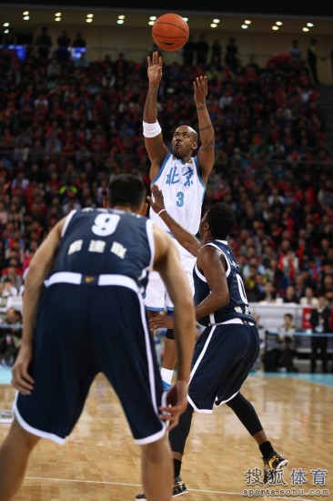 老馬32+8力壓阿聯(lián)29+11 北京揭幕戰(zhàn)14分勝廣東