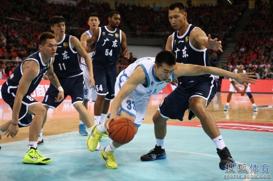 老馬32+8力壓阿聯29+11 北京揭幕戰14分勝廣東