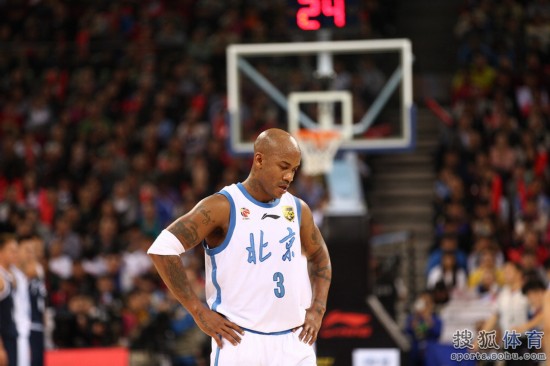 老馬32+8力壓阿聯(lián)29+11 北京揭幕戰(zhàn)14分勝廣東