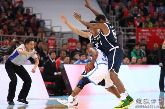老馬32+8力壓阿聯29+11 北京揭幕戰14分勝廣東