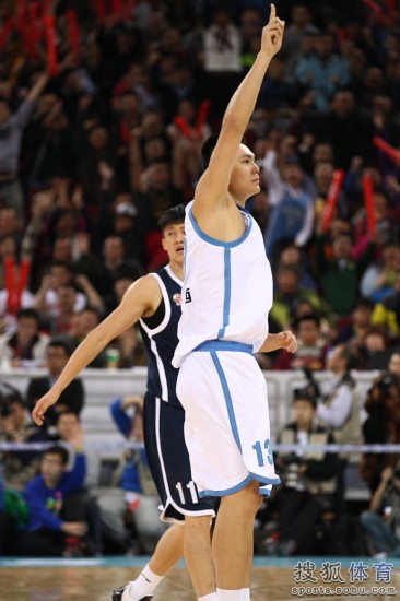 老馬32+8力壓阿聯29+11 北京揭幕戰14分勝廣東