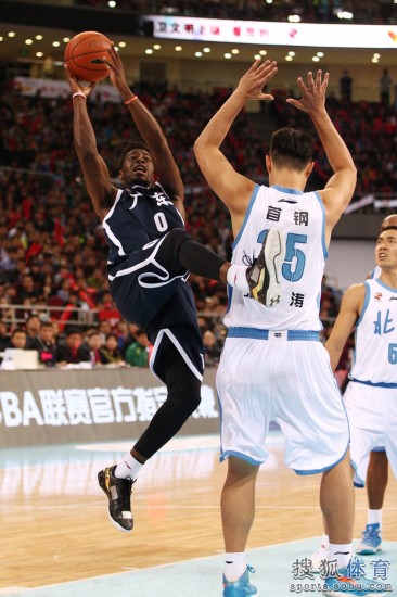 老馬32+8力壓阿聯29+11 北京揭幕戰14分勝廣東