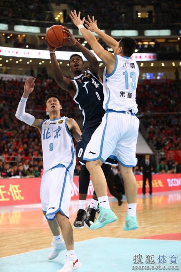 老馬32+8力壓阿聯29+11 北京揭幕戰14分勝廣東