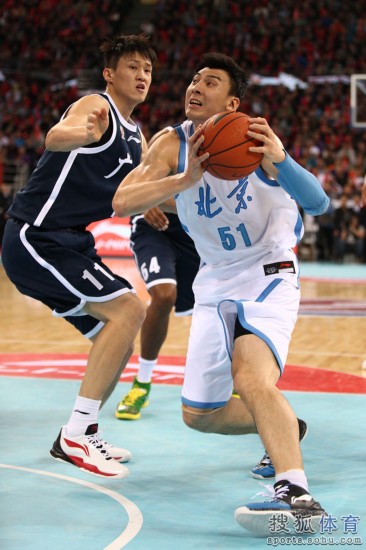 老馬32+8力壓阿聯29+11 北京揭幕戰(zhàn)14分勝廣東