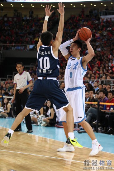 老馬32+8力壓阿聯29+11 北京揭幕戰14分勝廣東