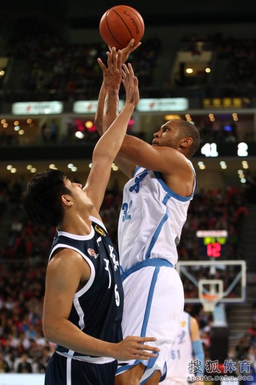 老馬32+8力壓阿聯29+11 北京揭幕戰14分勝廣東