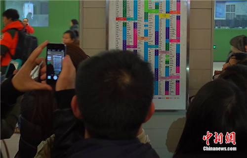 北京地鐵站掛新價格公示牌 乘客圍觀拍照(圖)