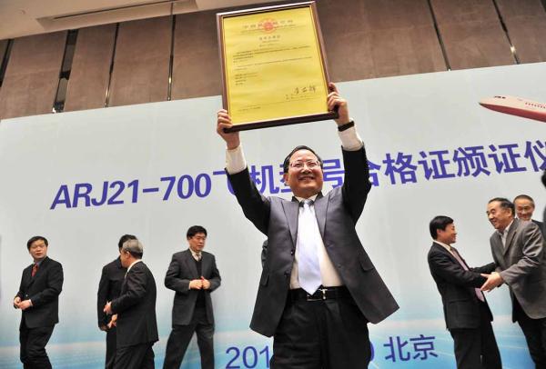 中國首款噴氣客機拿到航線牌照 民航局長親自試乘