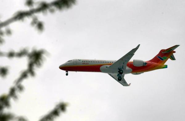 中國首款噴氣客機拿到航線牌照 民航局長親自試乘