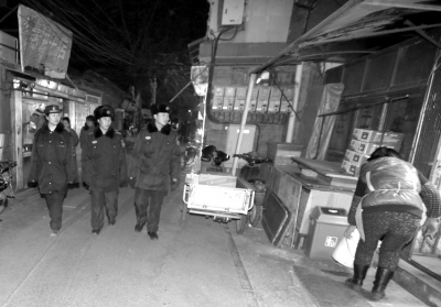 北京東城城管取締非法胡同市場 市民：買菜不便