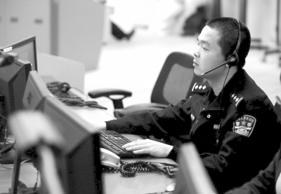 記者探訪110勤務(wù)指揮部 接警員日均接電話800個(gè)
