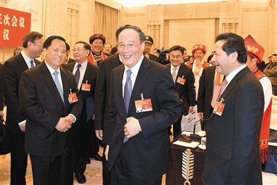 王岐山聽代表發言時插話：少說成績 多談問題