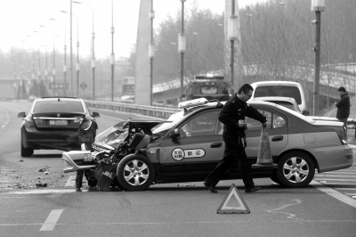 機場高速兩車相撞兩人受傷 寶馬車受損嚴重(圖)