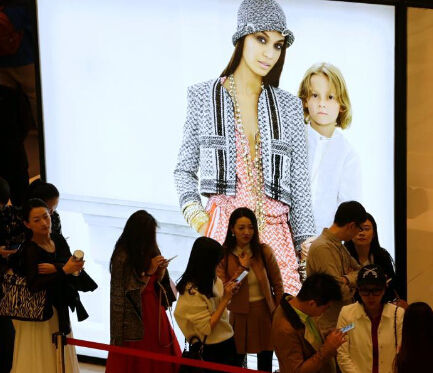 北京奢侈品店客流降60% 經(jīng)理:臉笑僵也賣不出幾件