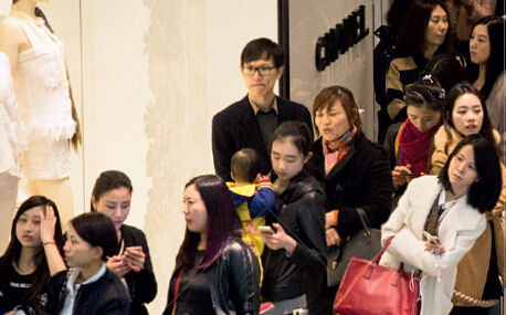 北京奢侈品店客流降60% 經(jīng)理:臉笑僵也賣不出幾件