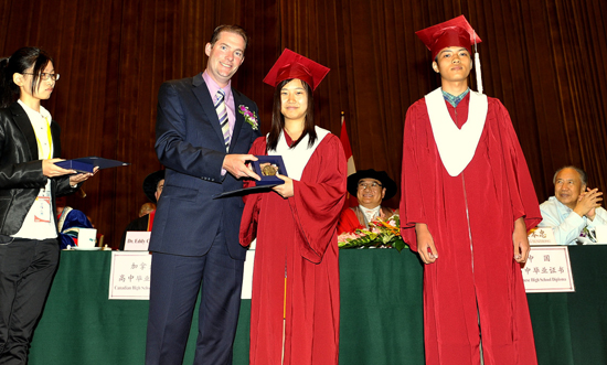 北京中加學校2012年畢業典禮在北京舉行 畢業生被18所美國大學錄取
