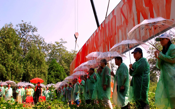 藝術(shù)家孔寧驚世駭俗的跨界行為藝術(shù):墓地上空的《復(fù)活》油畫
