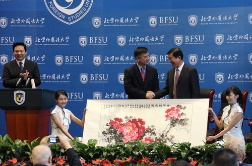 美國新任駐華大使駱家輝訪問北外并發表演講