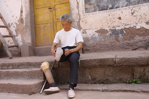 重慶獨腿老人投身幼教 爬行山區二十載不悔（圖）