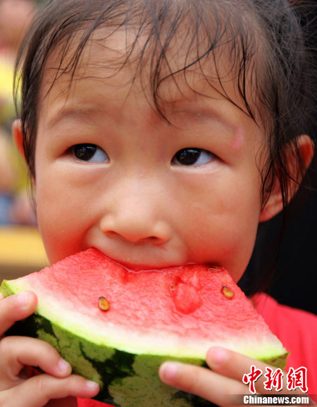 重慶江津西瓜節“大胃王”4分鐘吃瓜5斤（圖）