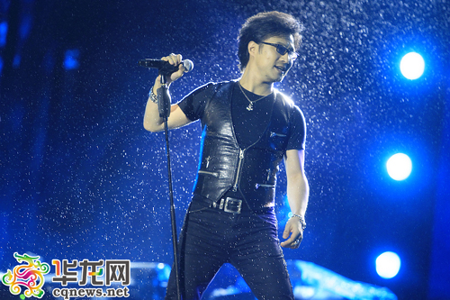 汪峰重慶奧體雨中開唱 神秘嘉賓不是子怡是老帕