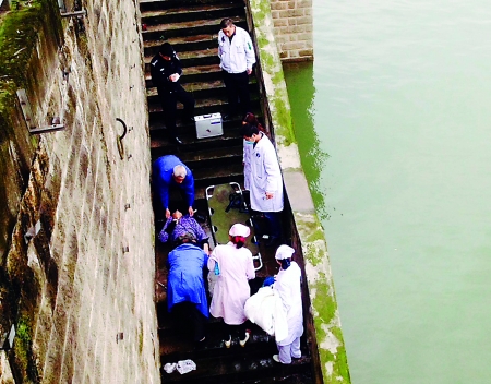 重慶大叔魚竿“釣”起一小伙 手腕還有刀片割傷痕跡