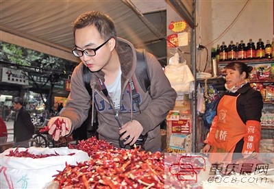 人大畢業年薪40萬 重慶小伙北京辭職回渝學做小面！