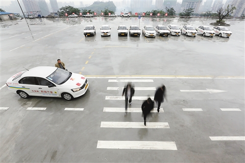 重慶駕校整改增設模擬場景 學校轉盤斑馬線全都有