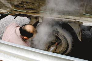 重慶內環某路段1公里10多個坑 路邊10多輛車同時換胎