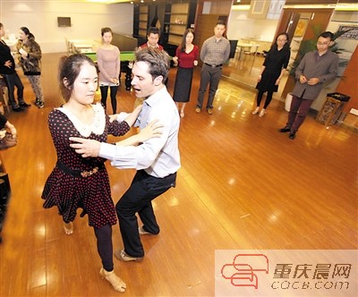 美國小伙來重慶“安居樂業”：白天做高管 晚上教探戈