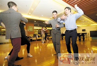 美國小伙來重慶“安居樂業”：白天做高管 晚上教探戈