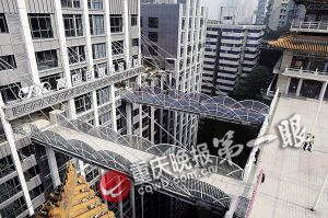 3D魔幻城 重慶嘉濱路上一幢高樓搭建空中連廊通解放碑