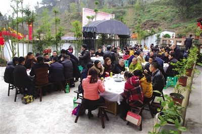 渝200多市民品嘗聽音樂長大的香豬