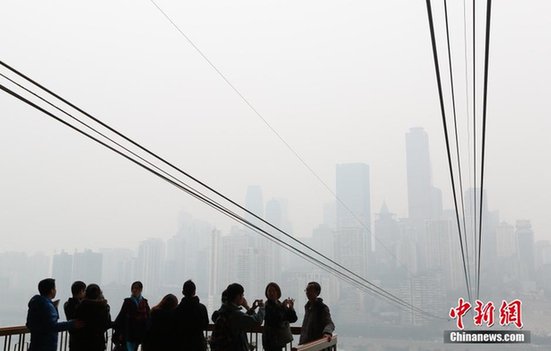重慶遭遇霧霾天 遠處城市被“深埋”