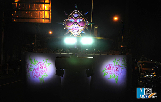 世博會巡游彩車進行最后一次帶妝彩排