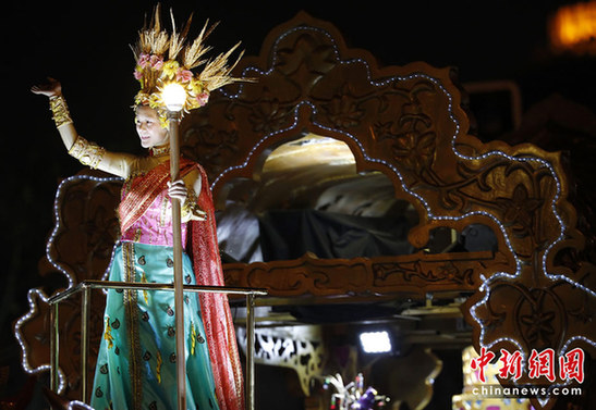 世博盛裝夜巡游 花車美女盡顯異域風情